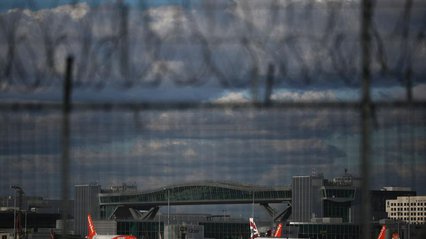 Найбільший аеропорт Великої Британії зачинять на весь день: що відомо