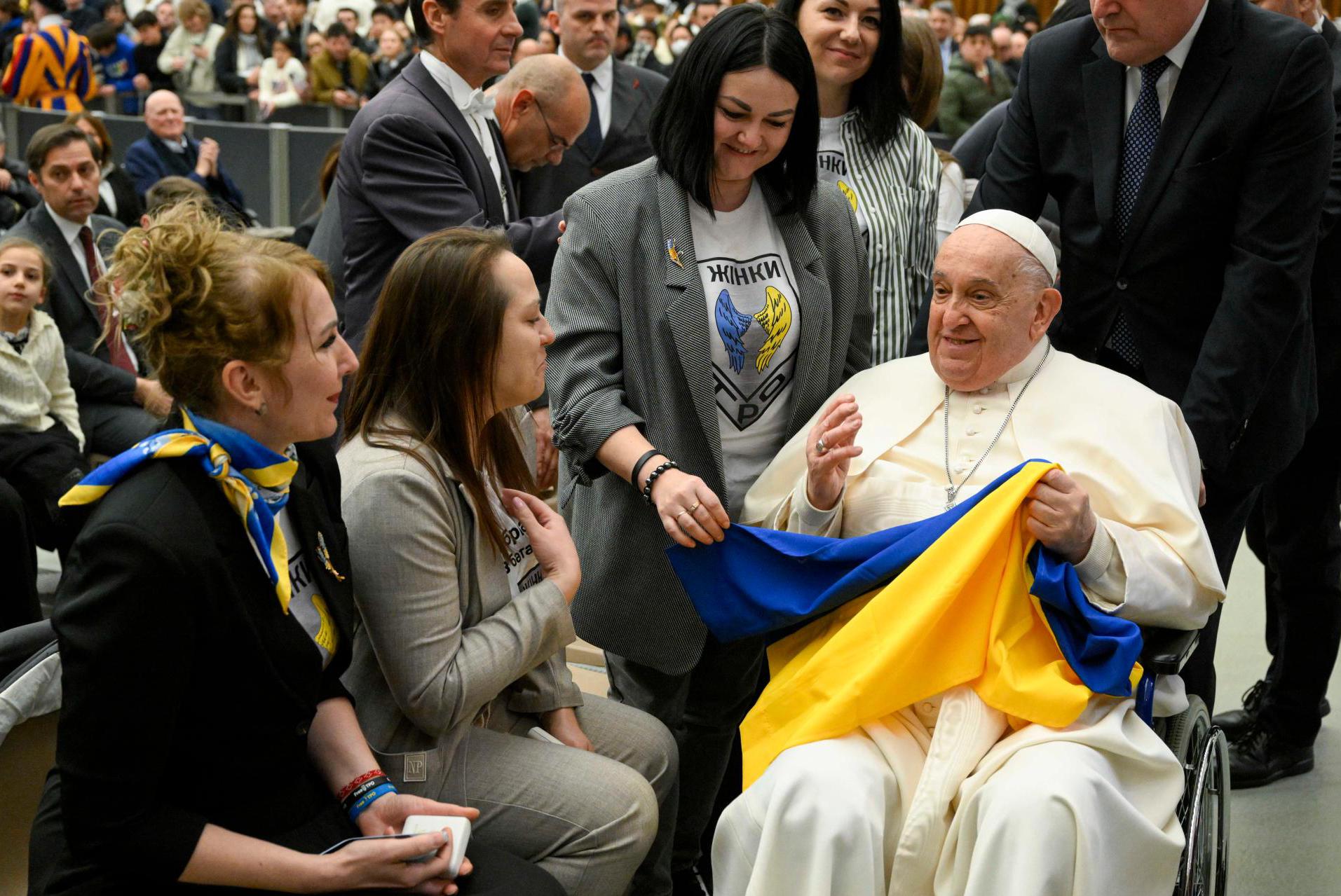Папі Римському Франциску, який лікується від запалення легенів, знадобиться тривала реабілітація. Про це заявив аргентинський кардинал Віктор Мануел Фернандес.