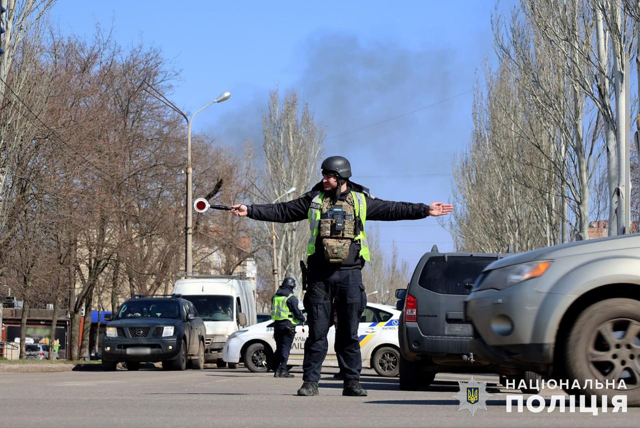 Правоохоронці Одещини працюють на місці вибуху в будівлі поліції. Унаслідок події загинула жінка, є потерпілі. На місці працюють поліцейські та працівники СБУ. Обставини та деталі встановлюються. 