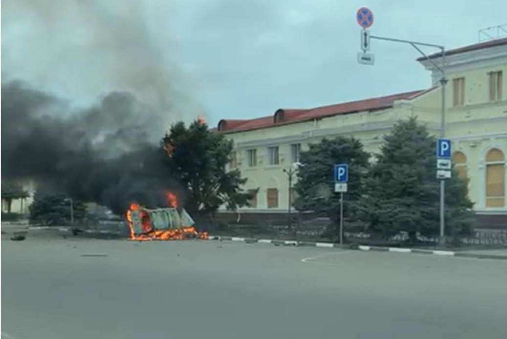 У четвер, 27 березня, російські окупаційні війська обстріляли вокзал у Херсоні. Пошкоджений вагон поїзда №110 Херсон - Львів, поїзд вирушив з затримкою у півтори години.