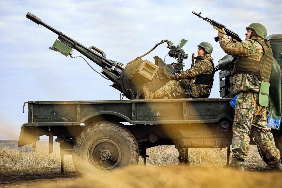 Українцям не варто сподіватися на зменшення повітряних атак ворога. Росіяни активно розбудовують свій ракетний арсенал, у першу чергу крилатих ракет, а також збільшують виробництво ударних безпілотників типу "шахед" або "Герань".