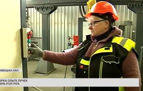 Бракує чоловічих рук: на Буковині на виробництві сіток працюють жінки