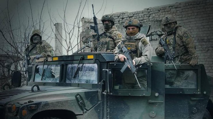 Бійці на американському джипі "Хамві"