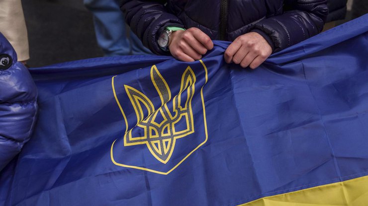 Дитина тримає український прапор під час мітингу на Таймс-сквер, Нью-Йорк, США, 1 березня 2025 року. AP/Адам Грей