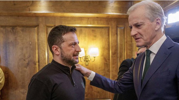 Президент України Володимир Зеленський зустрічається з прем'єр-міністром Норвегії Йонасом Гар Стьоре на Мюнхенській конференції з безпеки (MSC) у Мюнхені, Німеччина, 15 лютого 2025 року
