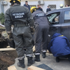 У центрі Києва провалилися дорога: рятувальники дістали три машини (фото)