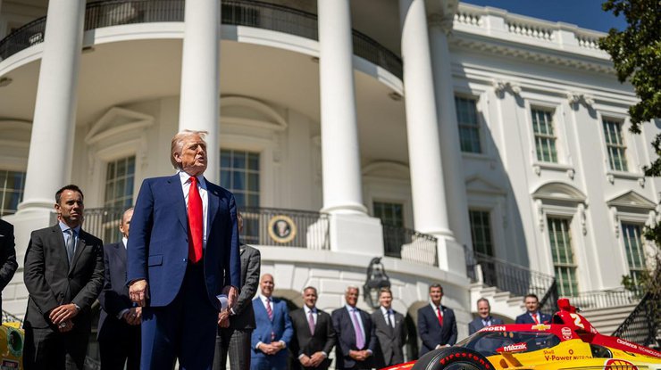 Дональд Трамп біля Білого дому