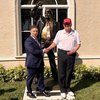 Трамп відкрив пам'ятник самому собі у своєму гольф-клубі