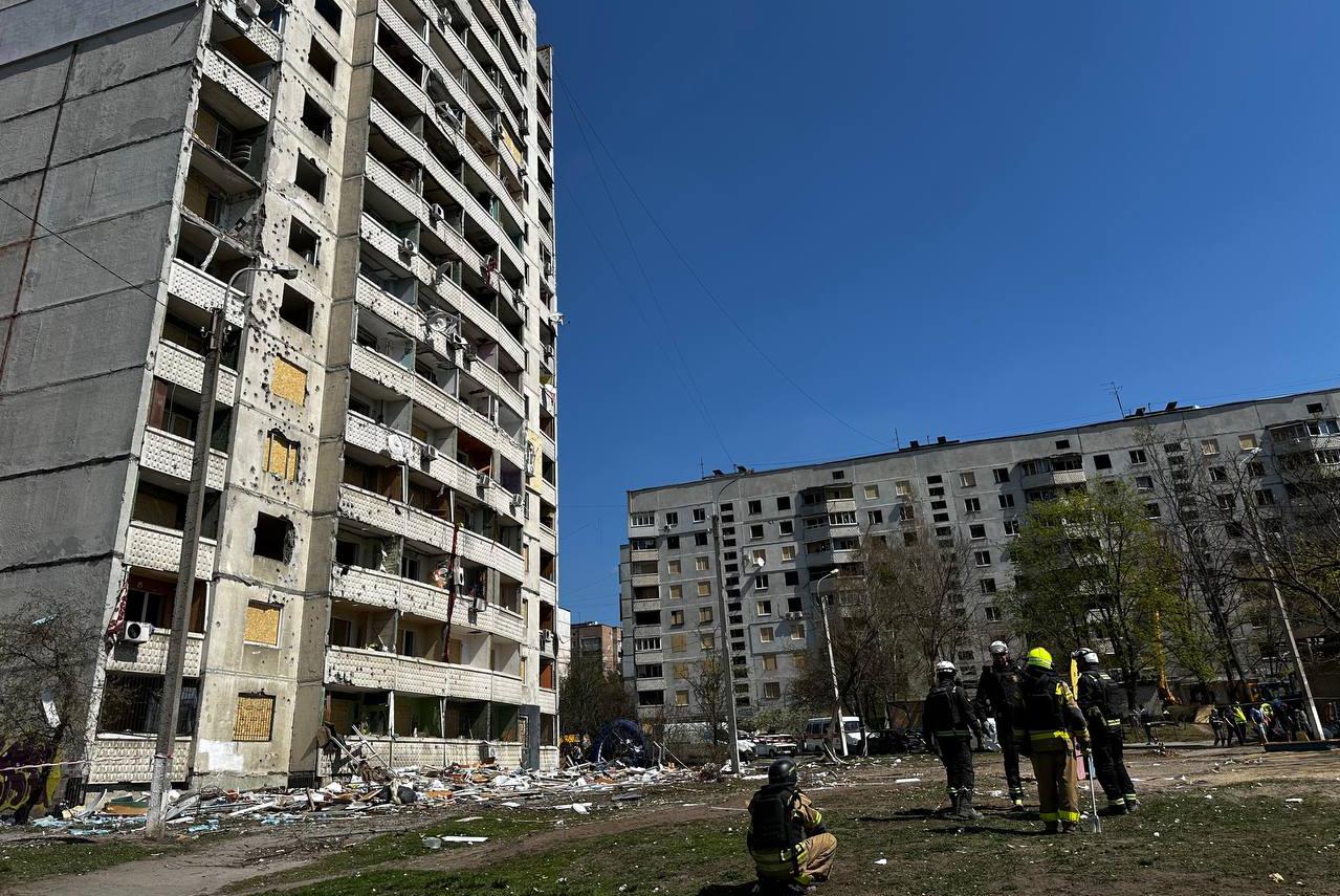 У Харкові внаслідок ранкової атаки трьома балістичними ракетами "Іскандер" постраждали 98 людей, з них шестеро дітей. 17 людей госпіталізовано до міських лікарень. Серед тих, хто знаходиться під наглядом лікарів - 4-річна дівчинка, однорічний хлопчик та 14-річна дівчина. 