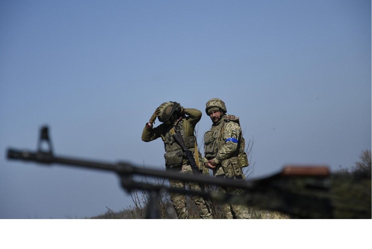 Українські війська продовжують активні захисні дії на території Курської та Бєлгородської областей рф. Про це заявив президент України Володимир Зеленський за підсумками доповіді головнокомандувача ЗСУ Олександра Сирського.