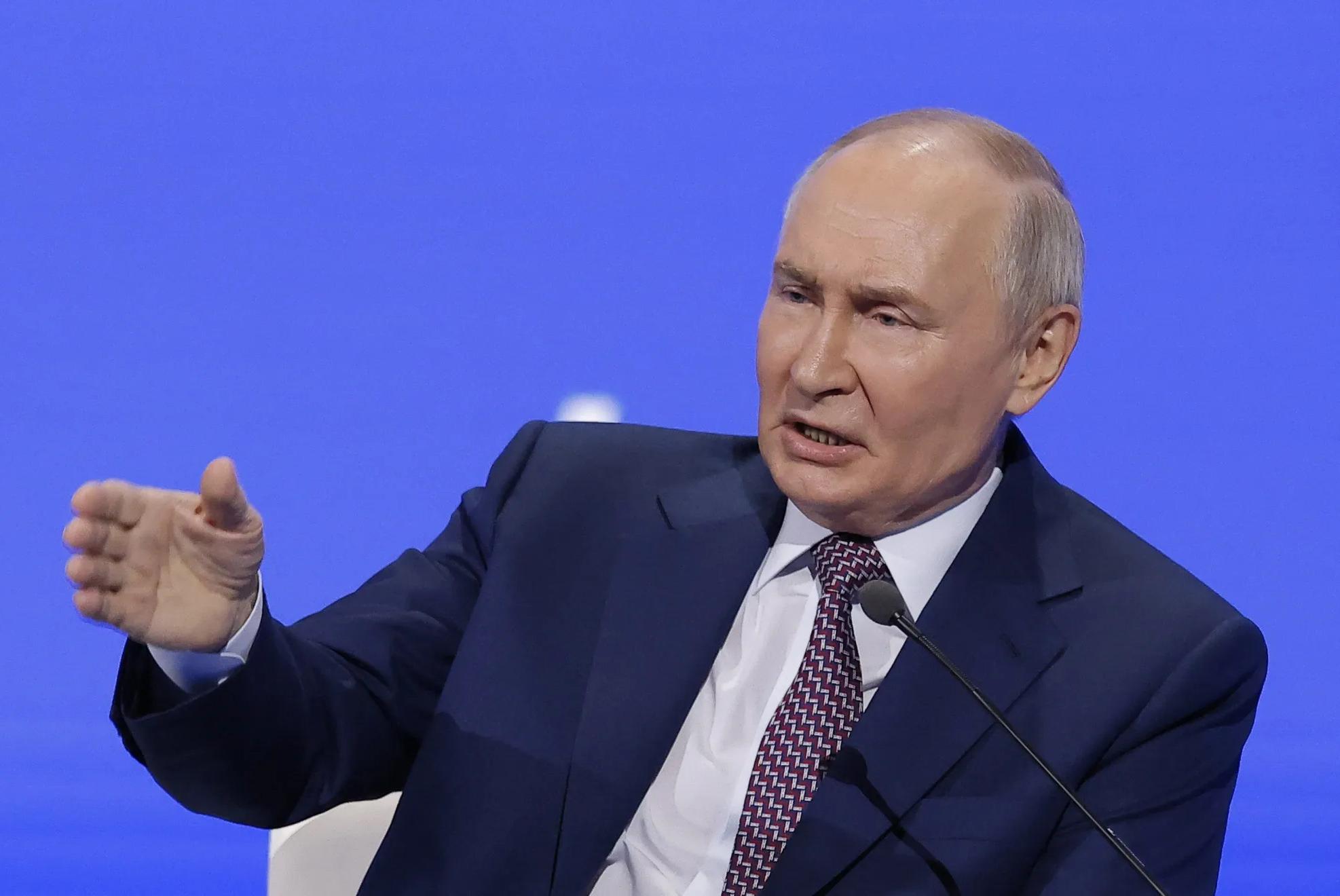 Спецпредставник президента США Дональда Трампа Стів Віткофф на зустрічі з володимиром путіним у москві намагався переконати російського диктатора погодитися на припинення вогню в Україні по лінії фронту. Про це повідомило агентство Bloomberg з посиланням на три джерела.