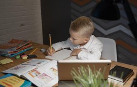 Батькам дітей, які навчаються онлайн, дозволили працювати дистанційно