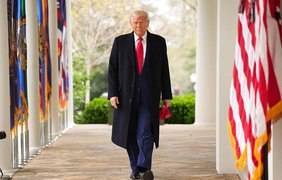 Трамп звільнив чоловіка Камали Гарріс, який працював у музеї Голокосту