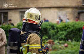 У Києві російський дрон розкидав касетні боєприпаси, поранена жінка