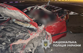 У Харкові легковик зіткнулася з багатотонною фурою, загинули троє людей (фото)