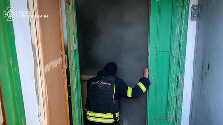 Росіяни вдарили з артилерії по багатоповерхівці у Херсоні, є поранені