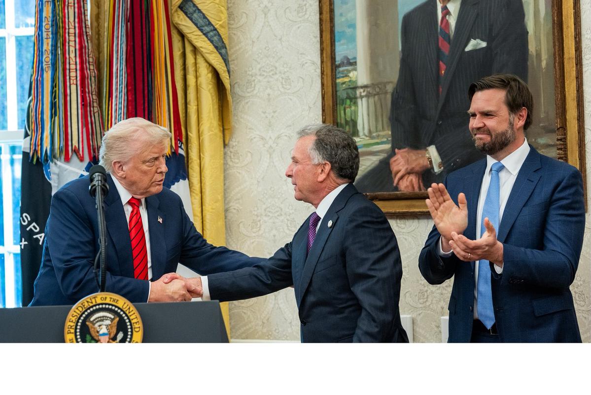Президент США Дональд Трамп наполягає на прямих переговорах України та росії щодо завершення війни в Україні. Про це заявив його спецпосланець Стівен Віткофф. Якщо Київ та кремлівський режим не підуть на прямі переговори, то Вашингтон вийде з переговорного процесу.