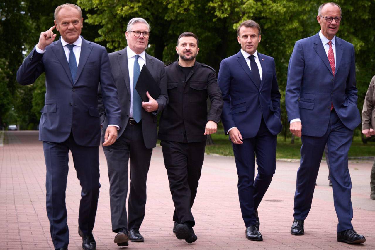 Євросоюз готовий дочекатися можливої ​​зустрічі президента України Володимира Зеленського та володимира путіна 15 травня у Туреччині, перш ніж підштовхувати США до оголошення нових санкцій проти москви. Про це повідомляє Bloomberg з посиланням на джерела, знайомі з ситуацією.