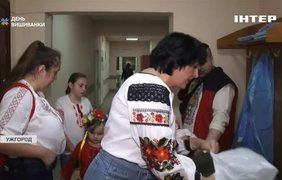 В Ужгороді волонтери подарували вишиванки пораненим бійцям