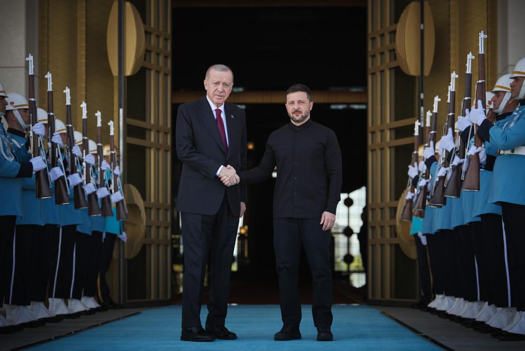 Президент України Володимир Зеленський дав пресконференцію в Анкарі після зустрічі з президентом Туреччини Реджепом Таїпом Ердоганом. "Подробиці" слухали, що глава держави сказав про переговори з росіянами у Стамбулі та відмову володимира путіна брати участь у них участь.