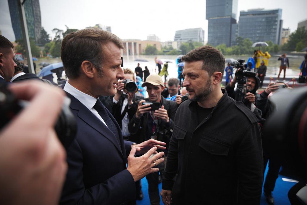 Президент Франції Емманюель Макрон сумнівається у щирості намірів московського режиму завершити війну в Україні. Він заявив, що росія "просто намагається виграти час" на переговорах щодо України.