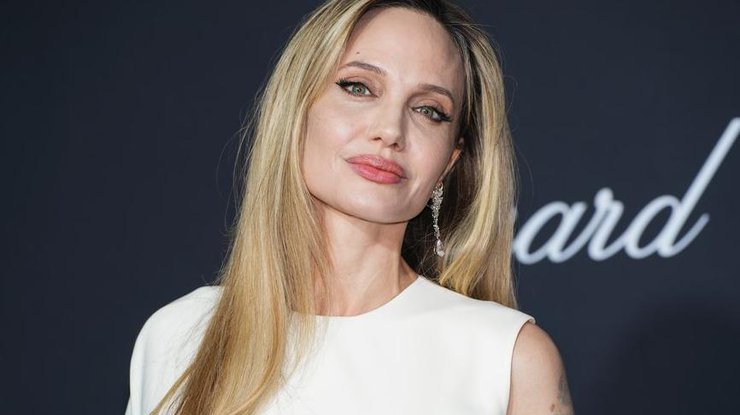 Анджеліна Джолі позує для фотографів після прибуття на вечірку Trophée Chopard