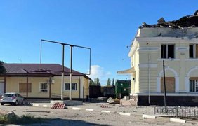 Росіяни обстріляли залізничний вокзал у Херсоні: фото наслідків