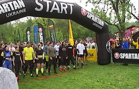 Під дощем і крізь болото: у Києві відбувся забіг "Spartan Ukraine"