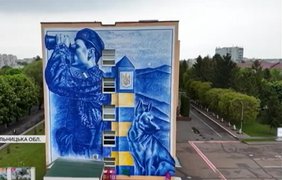 "Перші, з честю": у Хмельницькому створили стінопис на честь прикордонників 