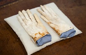 Закривавлені рукавички Лінкольна продали за $1,5 млн на торгах у США