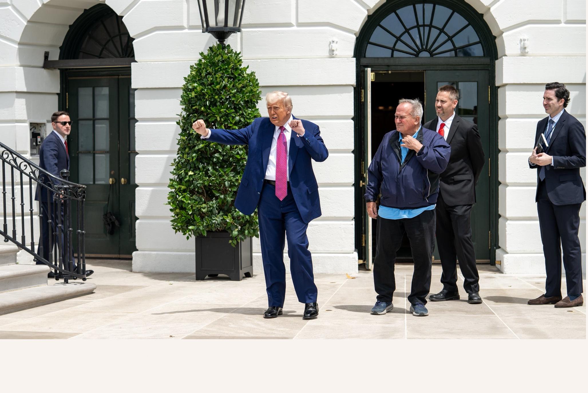 Президент США Дональд Трамп у розмові з європейськими лідерами заявив, що він не згоден із прагненням Європи до "безумовного припинення вогню". Про це пише The Wall Street Journal з посиланням на джерела.