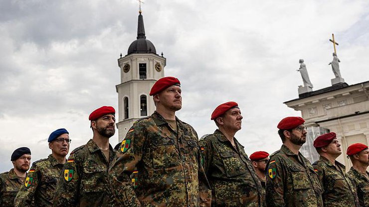 Солдати 45-ї бронетанкової бригади Бундесверу під час урочистого шикування 22 травня