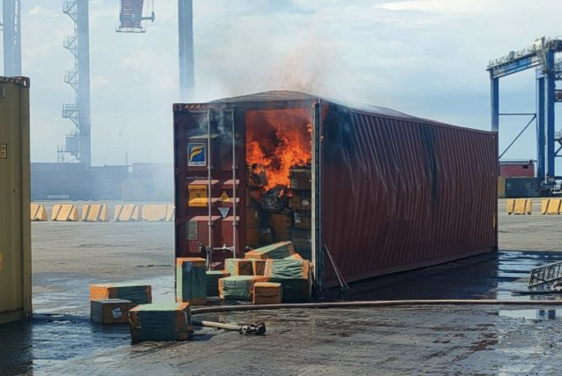росія завдала ракетного удару по цивільному порту в Одесі. Внаслідок атаки загинув один працівник, ще восьмеро отримали поранення