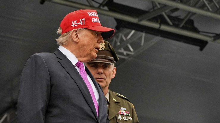 Президент Дональд Трамп (ліворуч) і начальник Військової академії США генерал-лейтенант Стівен Гілланд
