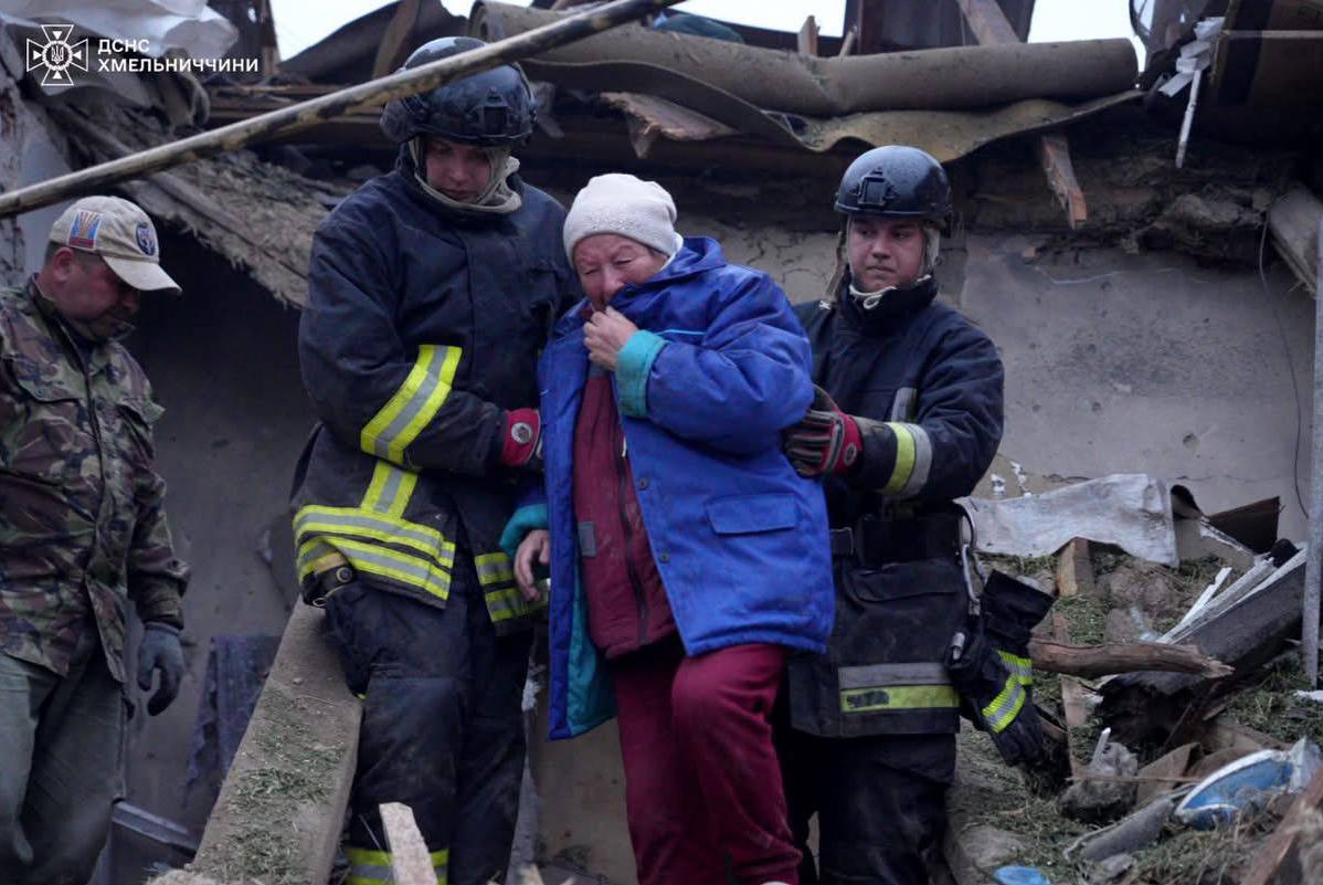 На Хмельниччині внаслідок нічної повітряної атаки загинуло четверо людей. П’ятеро людей отримали осколкові поранення, серед них – неповнолітня та жінка похилого віку, яка перебуває у важкому стані в лікарні.