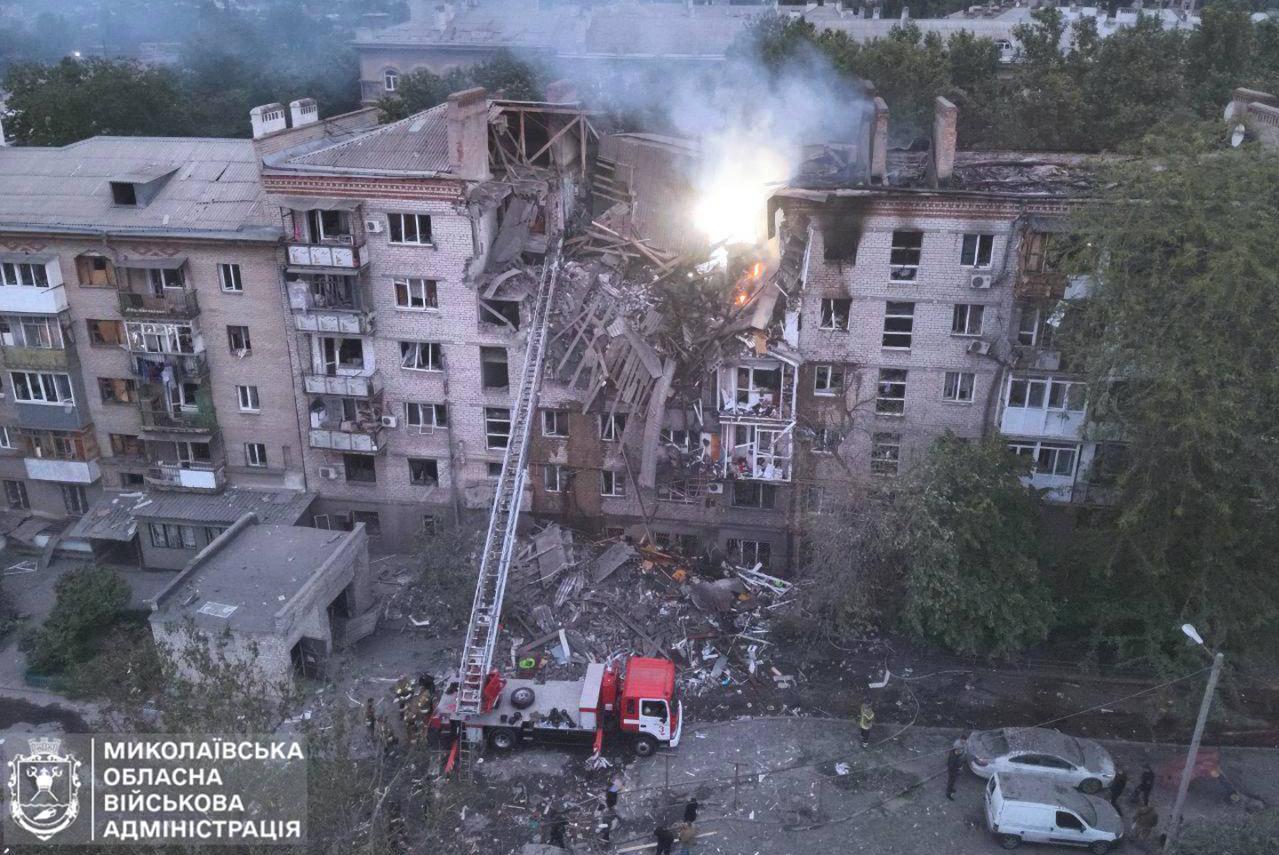 Ворог масово атакував Миколаїв "шахедами". Внаслідок атаки зруйновано два поверхи багатоквартирного будинку. Загинув 77-річний чоловік, пʼятеро людей поранені. Серед них 17-річний хлопець, він у важкому стані. Дві жінки госпіталізовані, теж важкі.