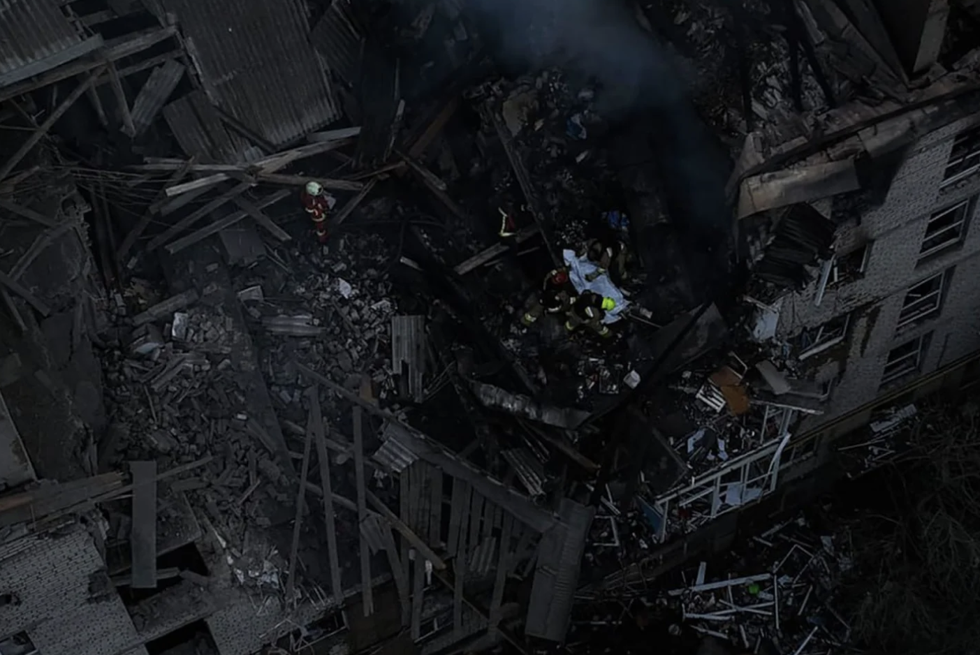 Президент України Володимир Зеленський у своєму вечірньому зверненні повідомив, що за останні три доби російські війська випустили по Україні понад 900 ударних безпілотників, а також застосували балістичні та крилаті ракети