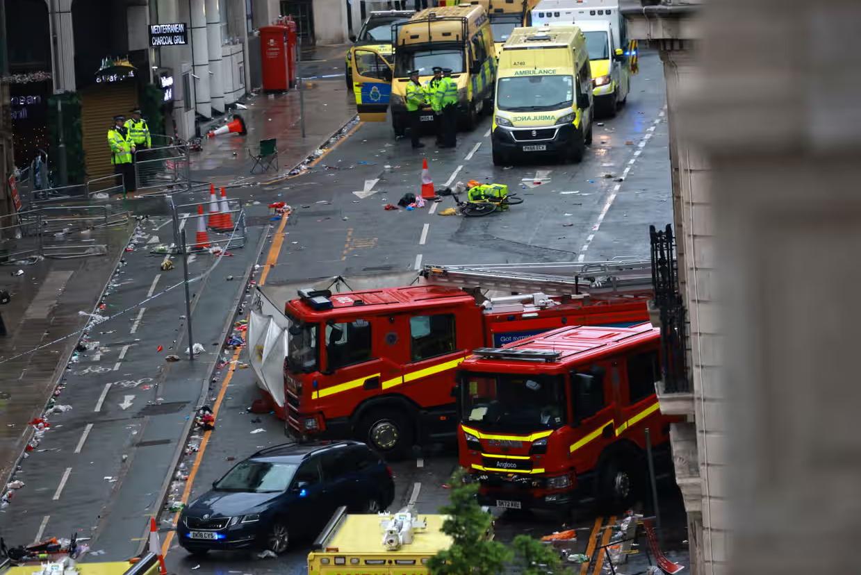 У Ліверпулі автомобіль в'їхав у натовп фанатів однойменного футбольного клубу, які прийшли на парад на честь перемоги в англійській Прем'єр-лізі. Водія машини - 53-річного місцевого жителя - було затримано.