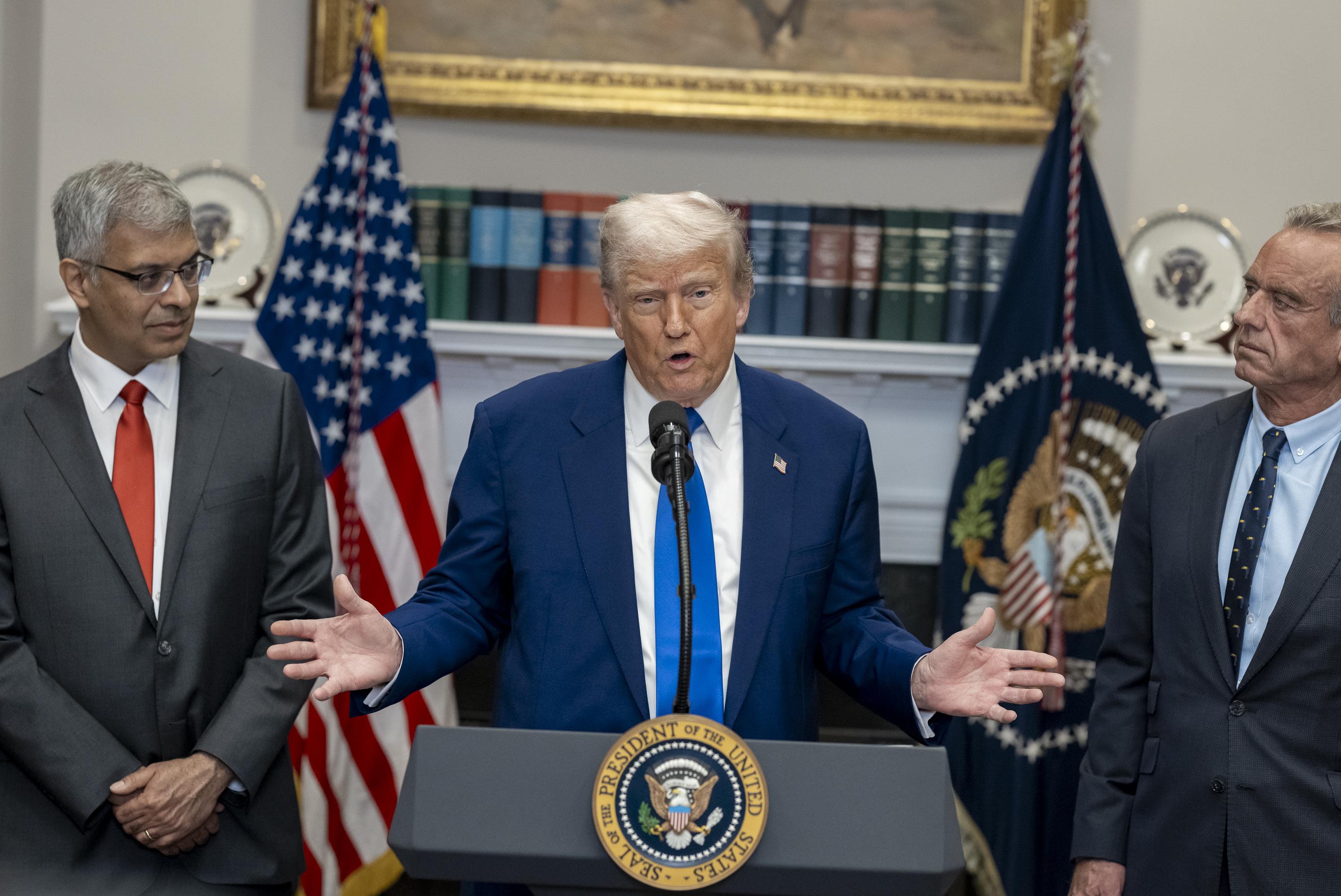 Президент США Дональд Трамп заявив, що готовий провести зустріч з президентами України та росії Володимиром Зеленським і володимиром путіним.