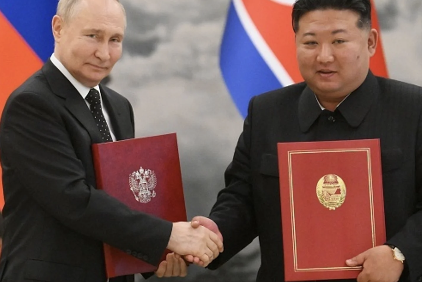 Із вересня 2023 року Північна Корея передала росії близько 20 тисяч контейнерів, у яких, за даними МЗС Південної Кореї, було близько 9 мільйонів боєприпасів, понад 200 одиниць важкої артилерії та близько 100 балістичних ракет
