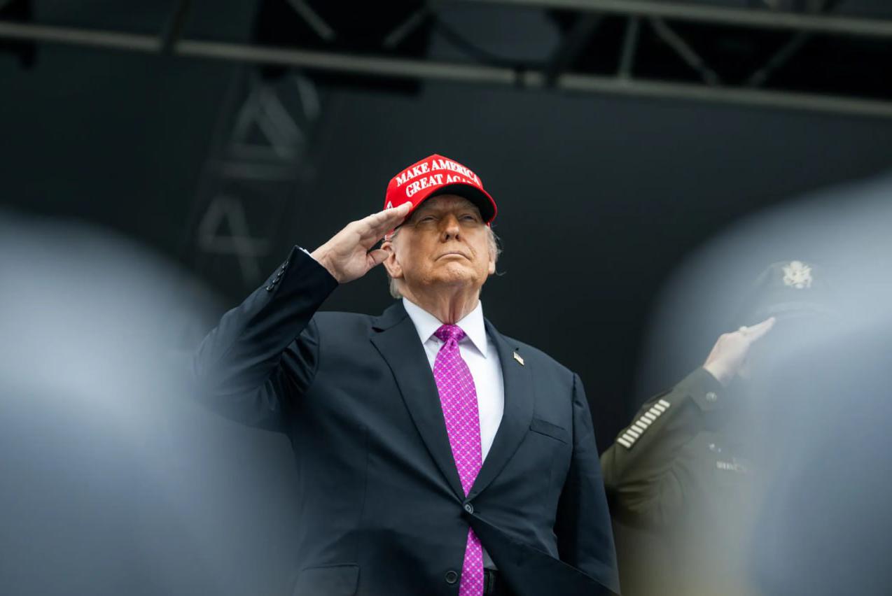 Президент США Дональд Трамп може відмовитись від переговорів щодо мирного врегулювання в Україні, щоб зосередитися на вирішенні інших конфліктів задля отримання Нобелівської премії миру. Про це заявив в інтерв'ю El País колишній радник американського лідера з нацбезпеки Джон Болтон.