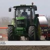 Посівна під вибухами: фермери обробляють поля за кілька кілометрів від фронту