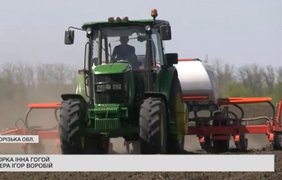 Посівна під вибухами: фермери обробляють поля за кілька кілометрів від фронту