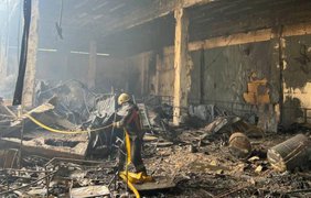Ворожий дрон знищив депо "Нової пошти" в Ізюмі, виникла масштабна пожежа (фото)