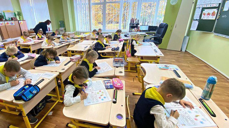 Дітки у школі