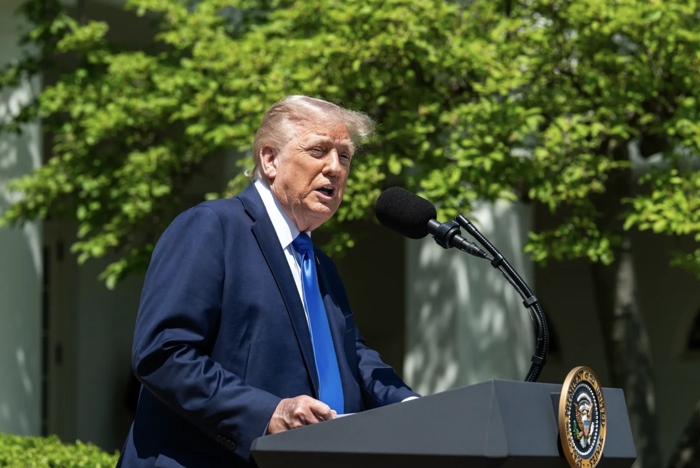Президент США Дональд Трамп заявив, що під час переговорів щодо врегулювання війни між росією та Україною американська сторона наразі ближча до однієї зі сторін конфлікту, утім, не уточнив, про кого саме йдеться