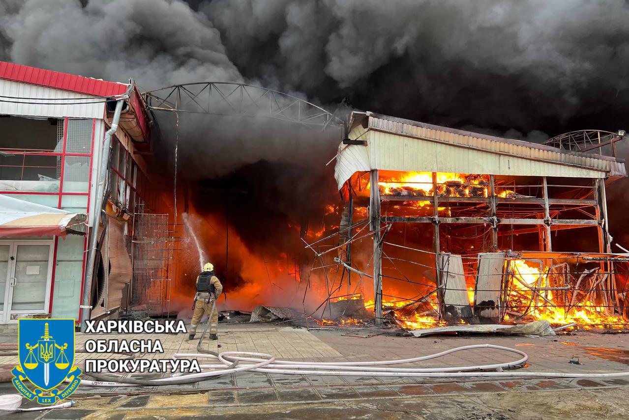 На світанку 20 ворожих "Шахедів" атакували Харків кількома хвилями. Один з дронів влучив у торгові павільйони  ринку "Барабашово" - одного з "найбільших в Україні. Вогонь охопив торгові майданчики. Дим від пожежі на ринку видно у різних районах міста.