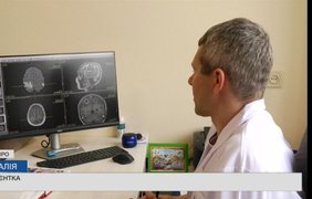 Унікальна операція: жінці видалили пухлини в мозку при свідомості