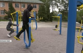 На Рівненщині мати Героя збудувала спортмайданчик в пам'ять про сина