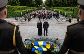 Зеленський і перша леді поклали квіти до Вічного вогню у Києві